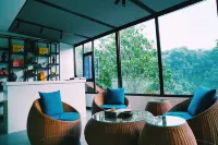Bifengxia Xiangyuan Cute Animal Theme Hotel - balcony