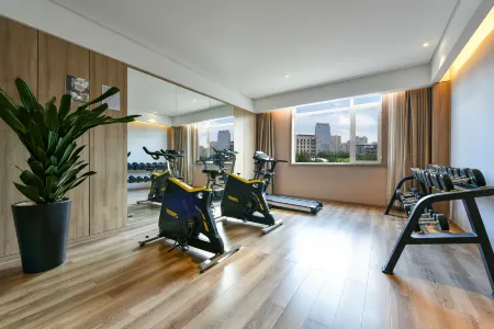 FuAng Hotel Beiijng Huaxiang New Temple of Heaven Отели рядом с достопримечательностью «Eiffel Tower»