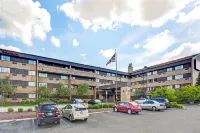 La Quinta Inn & Suites by Wyndham Orlando Airport North Hotels near MCO Orlando Airport Terminal C