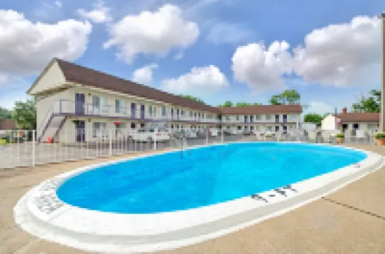 Falls Lodge by the Falls (Formerly Knights Inn)