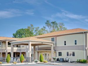 Days Inn & Suites by Wyndham Niagara Falls/Buffalo