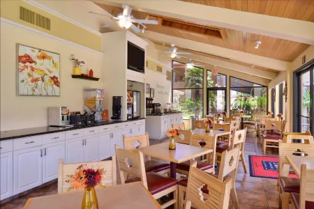 3 Palms Tucson North Foothills Отели рядом с достопримечательностью «Тохоно Чул | Гарденс, Галлерис, энд Бистро»