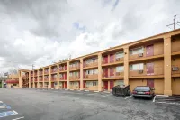 The Midtowner Hotel, SureStay Collection by Best Western Riverside Hall School of Engineering and Computer Science周辺のホテル