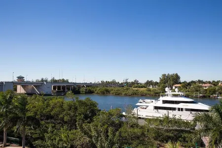 Wyndham Grand Jupiter at Harbourside Place Отели рядом с достопримечательностью «Xanadu»