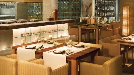 Four Seasons Hotel Mumbai Отели рядом с достопримечательностью «Вокзал Чхатрапати-Шиваджи»