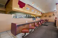 Royal Sun Inn & Suites - bar