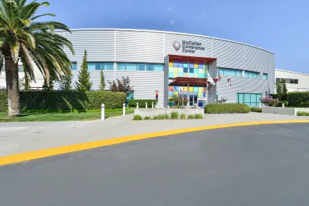 Lions Gate Hotel Отели в г. Мак-Клеллан Парк