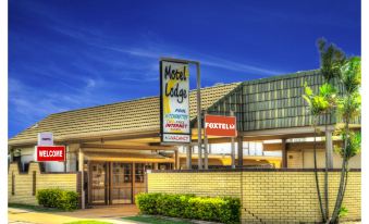 "a motel with a large sign that reads "" motel lodge "" prominently displayed on the front of the building" at Motel Lodge