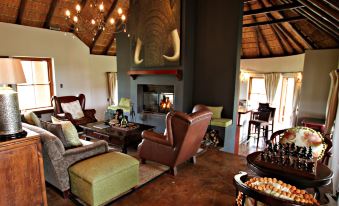 Hlosi Game Lodge - Amakhala Game Reserve