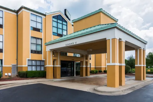 Quality Suites Maumelle - Little Rock NW Hotels in Maumelle
