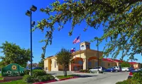 La Quinta Inn & Suites by Wyndham Dallas - Las Colinas Các khách sạn gần G2 Secure Staff