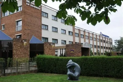 Hôtel Mercure Maurepas Saint-Quentin Sources de la Vaucouleurs 주변 호텔