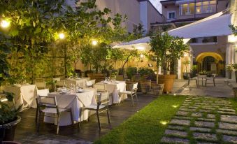 an outdoor dining area with tables and chairs set up for a party or event at Hotel Forum