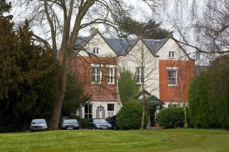 Coulsdon Manor Hotel and Golf Club Отели рядом со станцией West Croydon