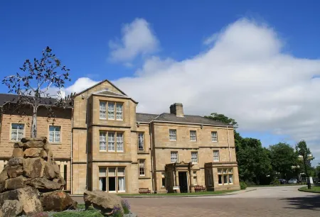 Weetwood Hall Estate Отели рядом со станцией Headingley