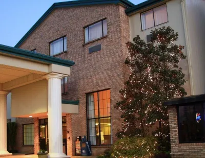 Comfort Inn & Suites Отели рядом с достопримечательностью «C C Moore Stadium Pressbox»