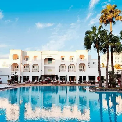 Royal Decameron Tafoukt Beach Resort & Spa - All Inclusive Отели рядом с достопримечательностью «Пристань для яхт Адагира»