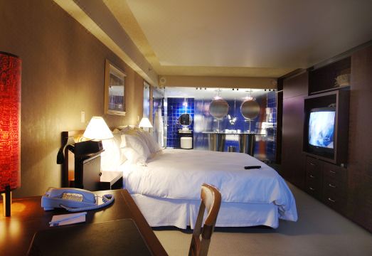 Novotel Montréal Centre의 현대적인 객실 모습