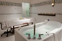 Fairmont Jasper Park Lodge - Bathtub