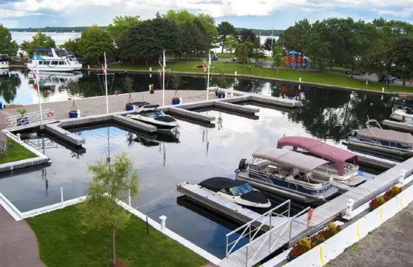 高船停泊沿海公寓式酒店