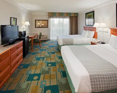 La Quinta Inn & Suites by Wyndham Redding Hotels in Redding
