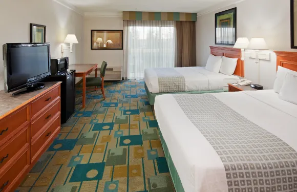 雷丁拉昆塔温德姆套房酒店