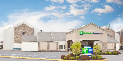 Holiday Inn Express & Suites Pittsburgh Airport Hotels near Essex Plaza