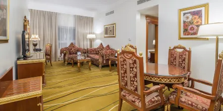 Sunday Hotel Holiday International Dubai Отели рядом с достопримечательностью «Шейх Мохаммед бен Рашид Центр культурной коммуникации»