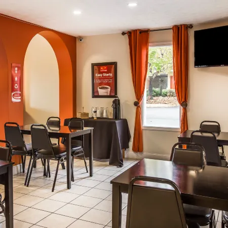 Rodeway Inn & Suites