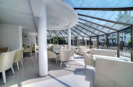 Jasmine Court Hotel & Casino Отели в г. Agios Georgios