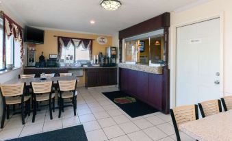 Super 8 by Wyndham Flint Township Miller Rd - Housity