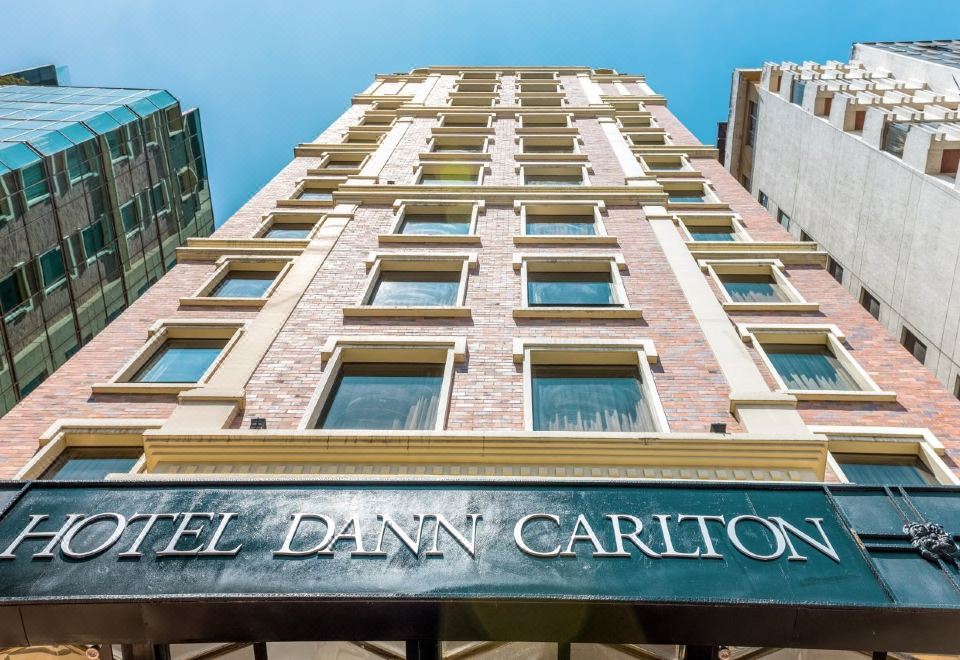 댄 칼튼 키토 수영장