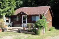 Cedar Grove Motel and Cabins Hotels in Qualicum Beach