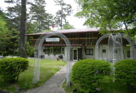 [히로타니 펜션의 따뜻한 느낌의 외관]