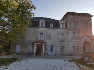 Château de Champblanc فنادق في Cherves-Richemont