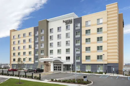 Fairfield Inn & Suites by Marriott North Bergen Отели в г. Фэрвью