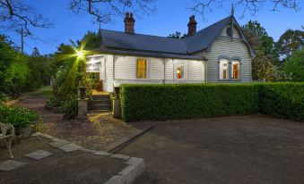 Plynlimmon-1860 Heritage Cottage or Double Room with Orchard View