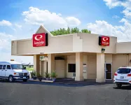Econo Lodge Inn & Suites Hotels near Iowa Speedway