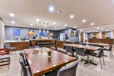 Comfort Inn Aeroport Отели в г. Дорваль