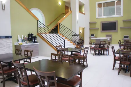 La Quinta Inn & Suites by Wyndham Moscow Pullman Отели рядом с достопримечательностью «Парк Лиллиан Вудворт Отнесс»