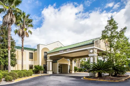 Econo Lodge Darien Отели рядом с достопримечательностью «Дариен Ривер Уотерфронт Парк & Докс»