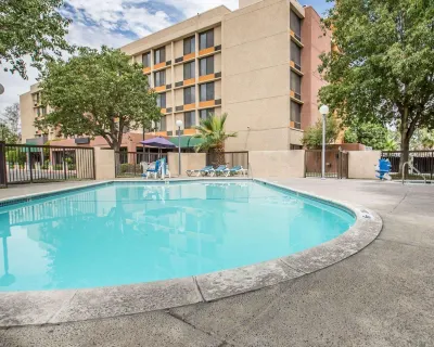 Fairfield Inn & Suites Bakersfield Central Các khách sạn gần Salt 7even Float Center