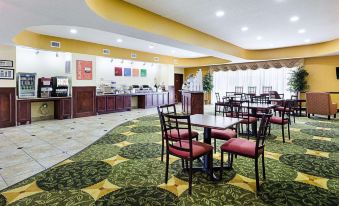 Days Inn & Suites by Wyndham Houston / West Energy Corridor