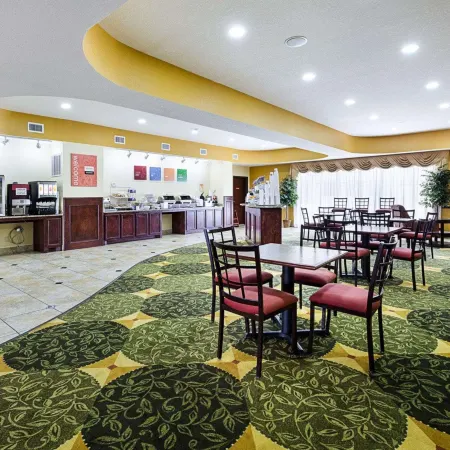 Days Inn & Suites by Wyndham Houston / West Energy Corridor Отели рядом с достопримечательностью «Торговый центр "Уэст-Оукс"»