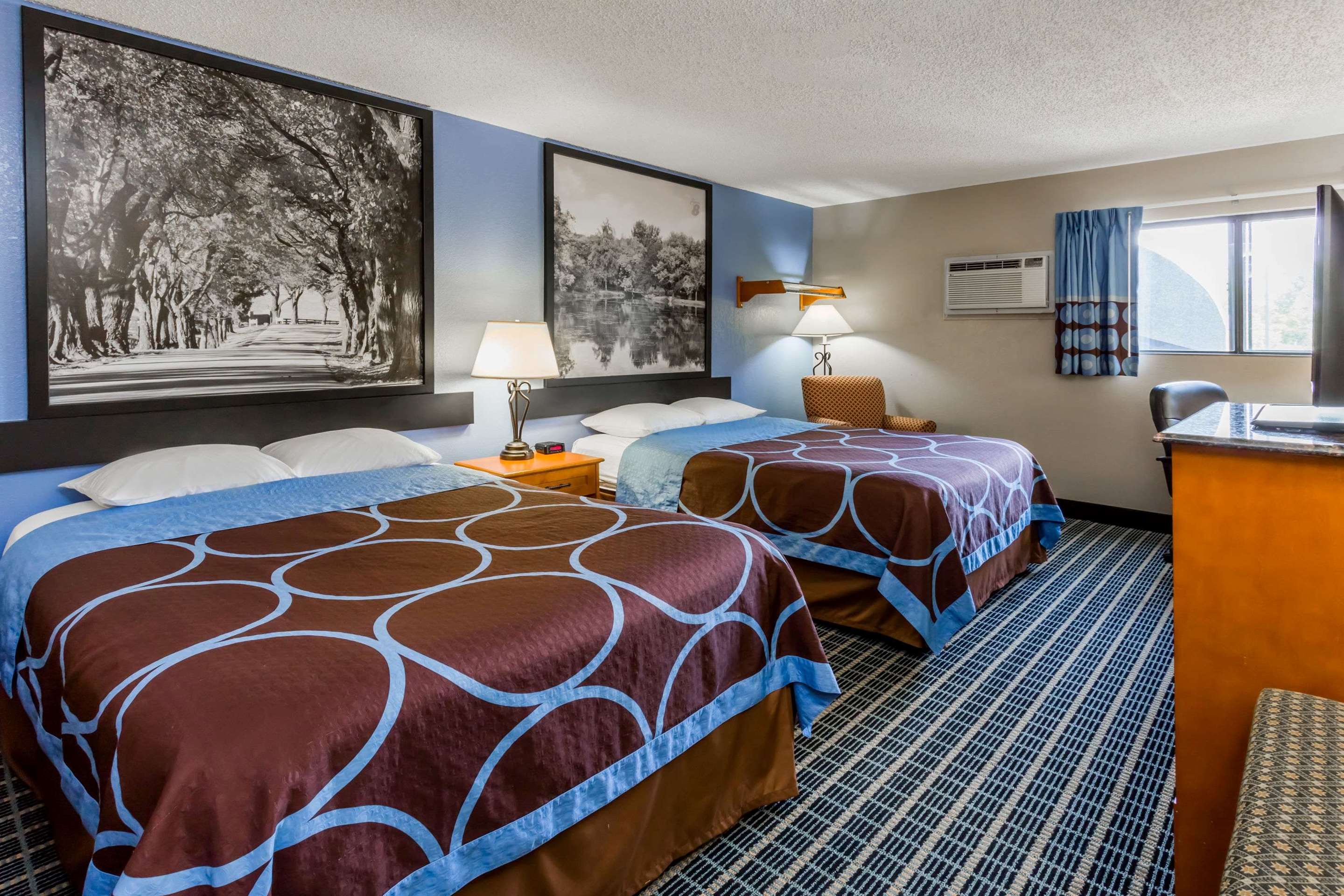 Super 8 by Wyndham Iowa City/Coralville