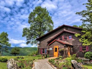 The Hayden Creek Inn