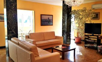 a spacious living room with multiple couches and chairs , creating a comfortable and inviting atmosphere at Hotel Rio Sanremo