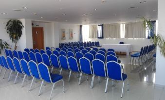 a large conference room with rows of chairs arranged in a semicircle , providing seating for a large group of people at Hotel Lodomar Spa & Talasoterapia