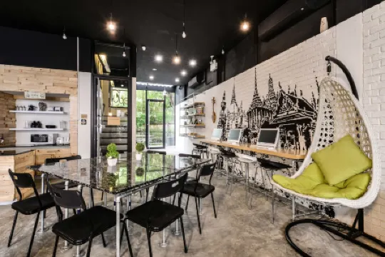 The Cube Hostel Silom Отели рядом с достопримечательностью «Парк Люмпини»