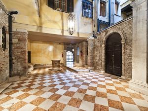 Very Central Apartment in Historical 1600 Palace with Lift - Via XXII Marzo